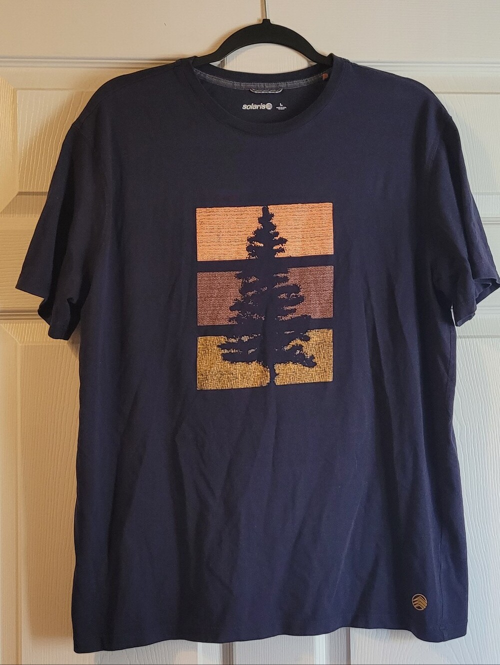 Solaris Men’s Navy Graphic Tree T‑Shirt. Size Large